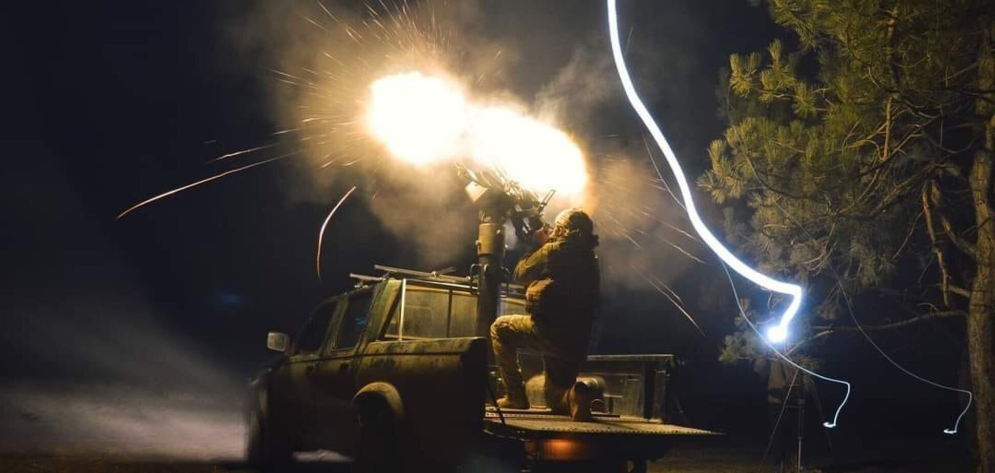 З'явилися фото та відео нічного полювання оборонців України на ворожі 'Шахеди'