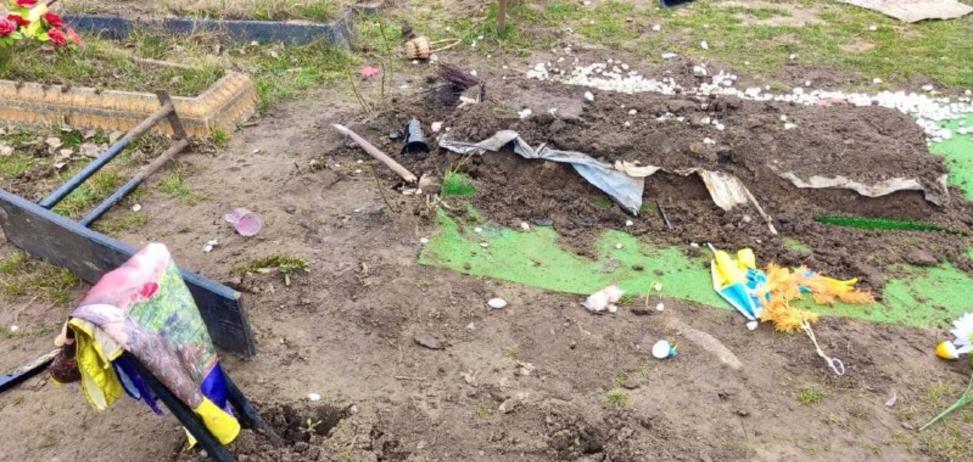 На Житомирщині чоловік розтрощив могилу військового, його затримали. Фото