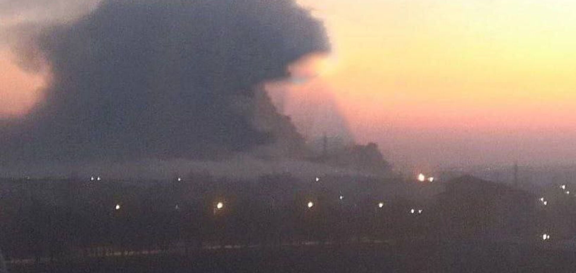 В оккупированном Крыму прилетело по нефтебазе: вспыхнул пожар, людей эвакуируют. Фото
