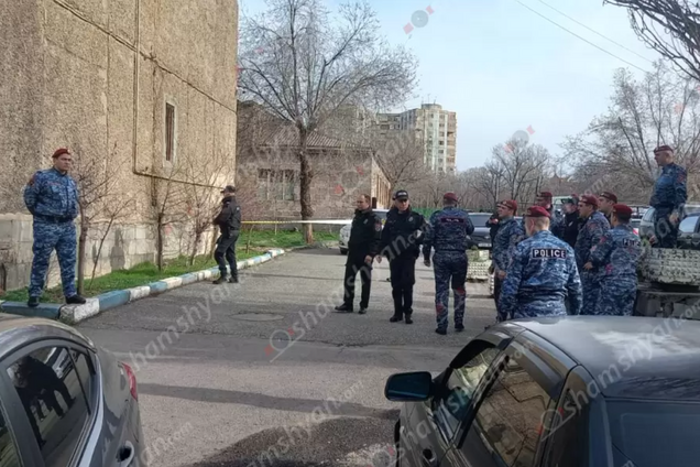 В Ереване люди с оружием ворвались в отделение полиции: возбуждено дело о терроризме. Фото и видео