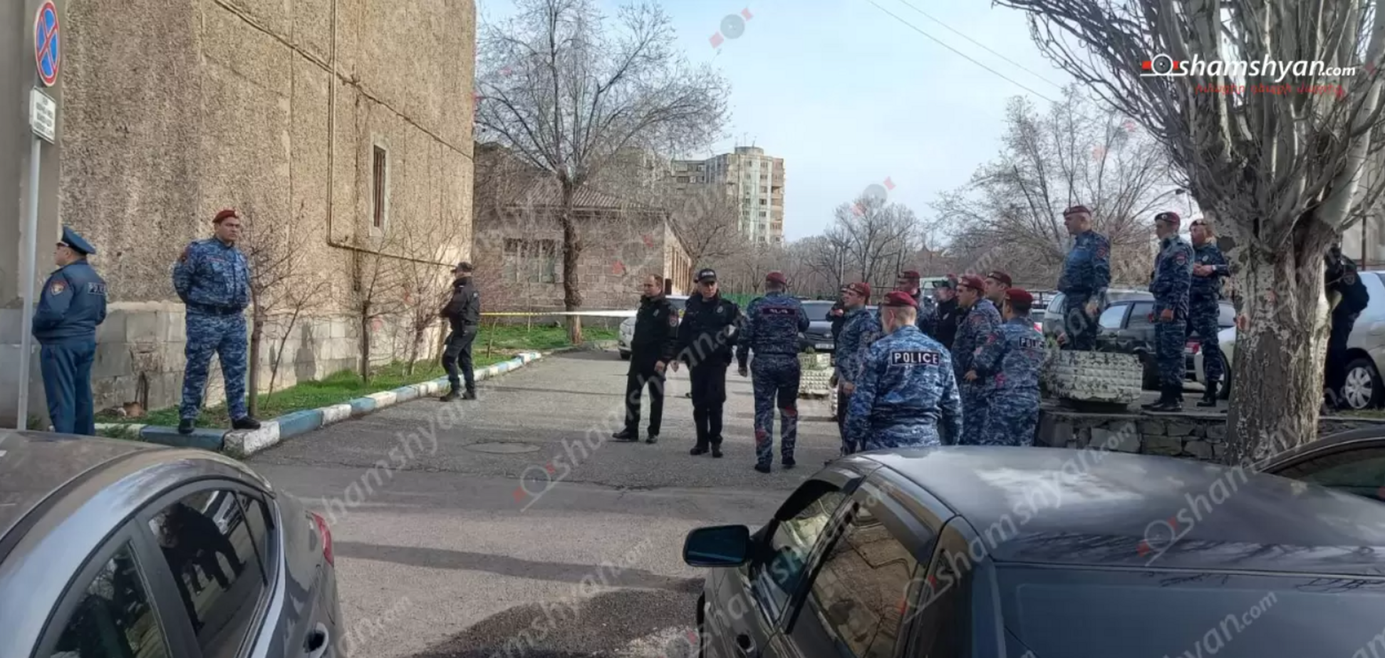 У Єревані люди зі зброєю ввірвалися у відділення поліції: 
відкрито справу про тероризм. Фото і відео