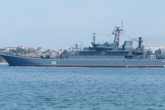 Повреждения носят критический характер, пробоина обусловила крен: в ГУР раскрыли последствия поражения российского БДК 'Ямал'