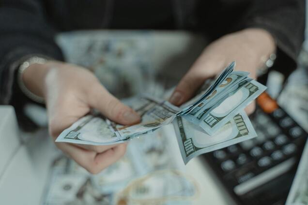 Украинцам выдавали фальшивые доллары