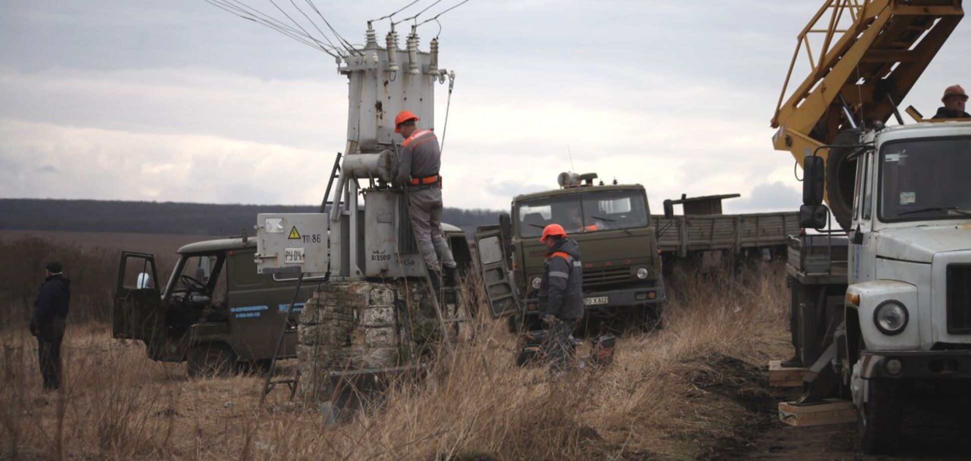 В Украине пытаются ликвидировать последствия обстрелов, вводятся отключения света