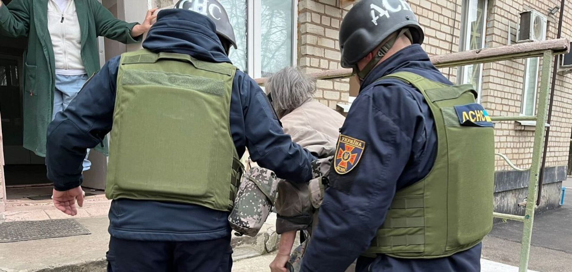 Оккупанты утром ударили по Никополю, повреждены дома: пострадала женщина. Фото