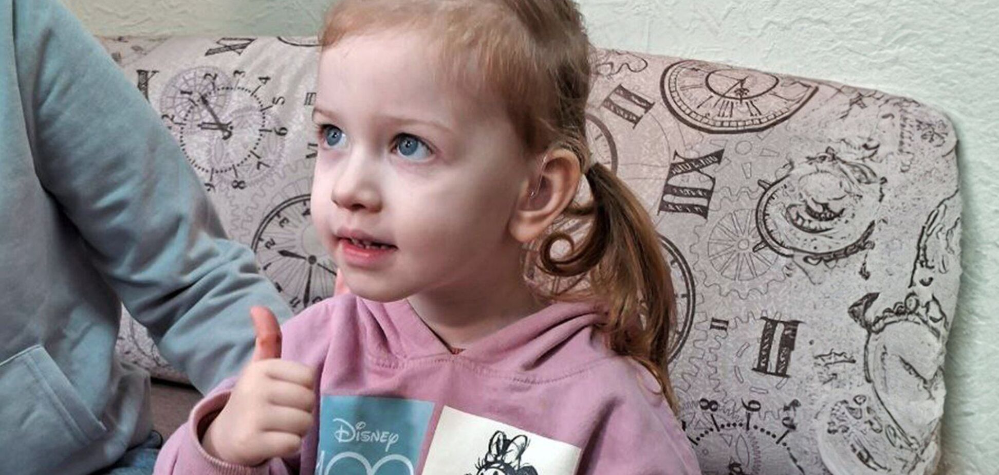 'Ради, что наш ребенок сможет слышать': 3-летняя Мила из Днепра получила современные слуховые аппараты от Фонда Рината Ахметова