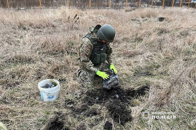 Взрывотехники изъяли упавшую накануне в частном секторе Киева боевую часть ракеты. Фото