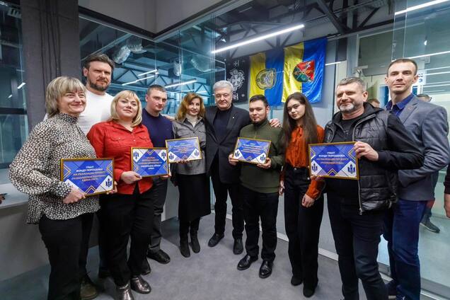 Фонд Порошенко выдал гранты региональным ОО и волонтерам: они будут помогать семьям военных и ВПЛ