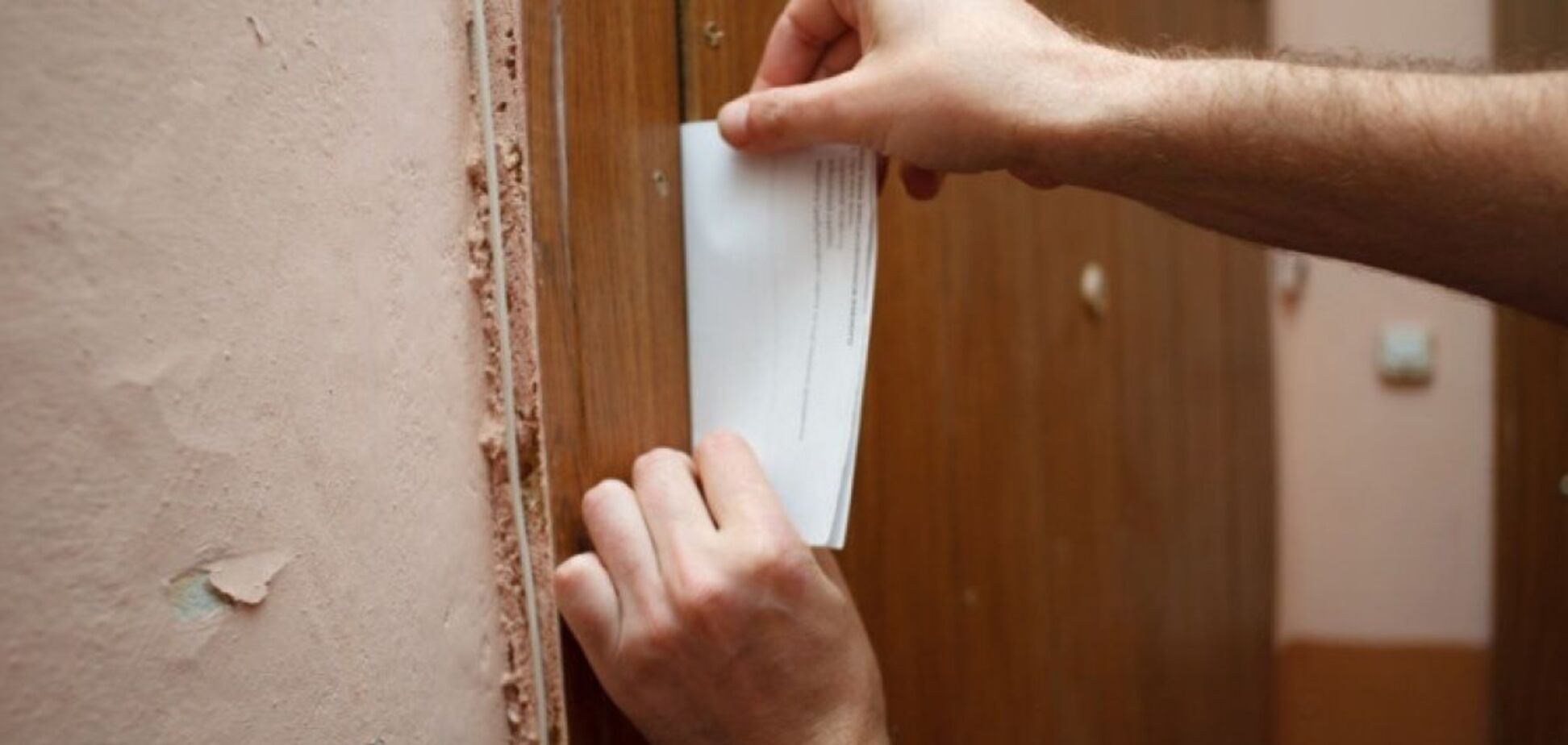 Если повестку оставили в дверях: юрист объяснил, можно ли ее проигнорировать и как поступить