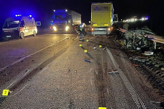 На Хмельниччині у ДТП з вантажівкою загинули 19-річний водій та його пасажир: з'явились подробиці. Фото 