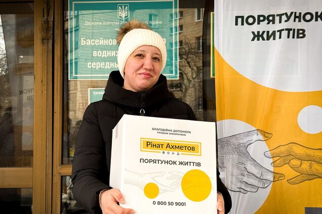 Переселенці з Нікольської громади у Києві отримали допомогу від Фонду Ріната Ахметова