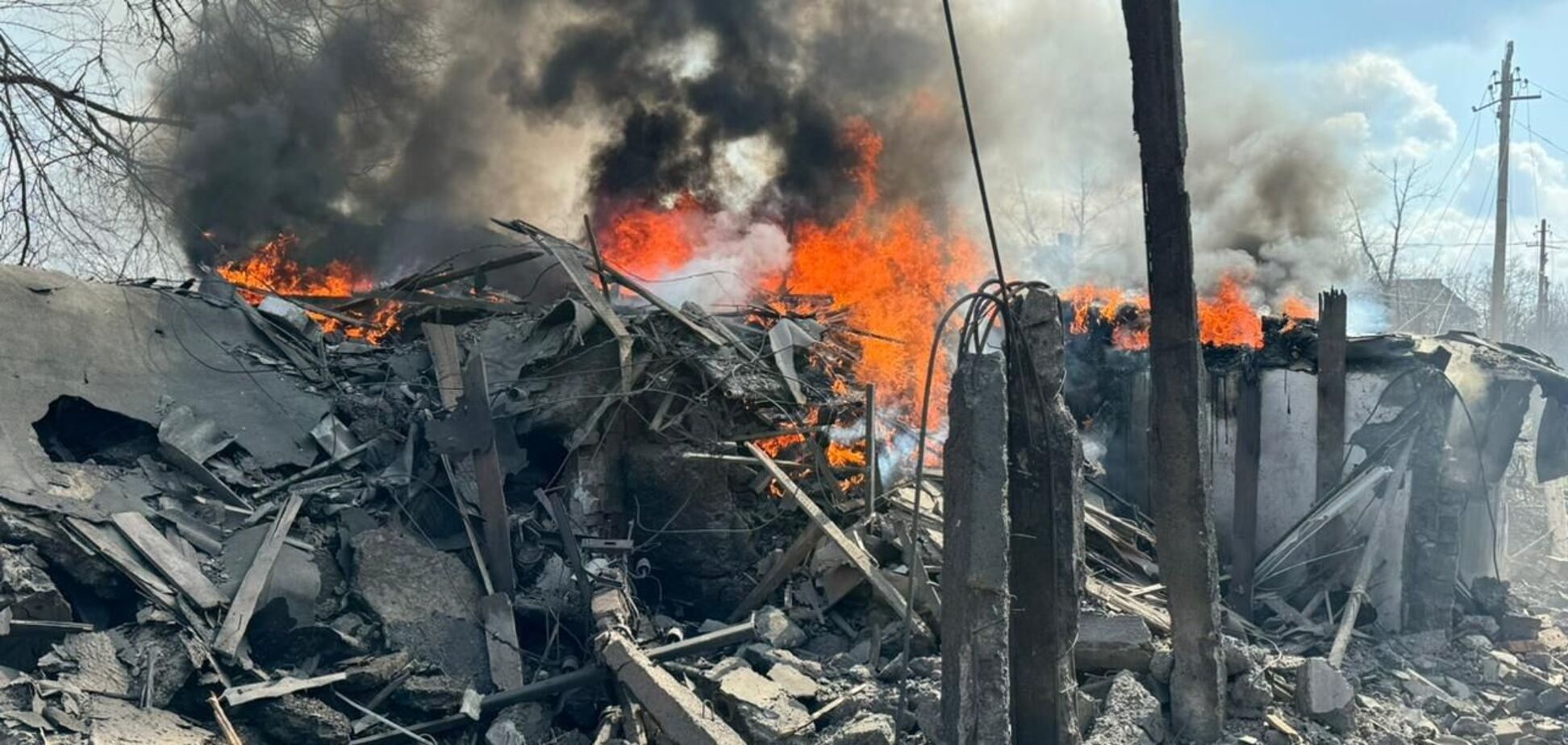  Росіяни вдарили по селищу на Донеччині: є загиблий і поранені. Фото