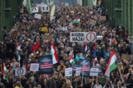 Угорщина палає: тисячі людей зі смолоскипами вимагають відставки Орбана. Чи скористається опозиція слабкістю друга Путіна 
