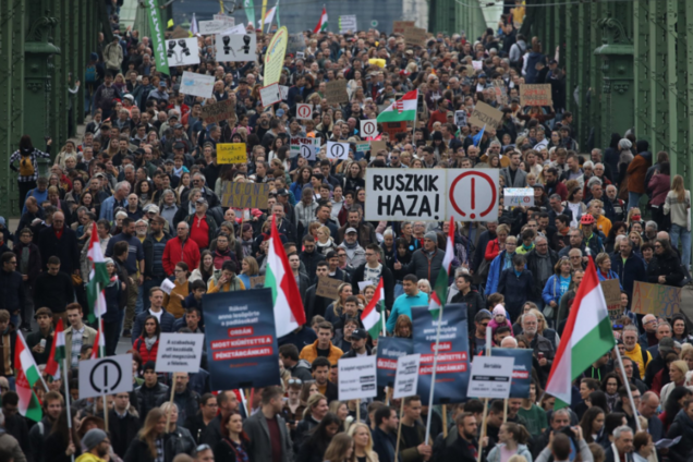Венгрия пылает: тысячи людей с факелами требуют отставки Орбана. Воспользуется ли оппозиция слабостью друга Путина