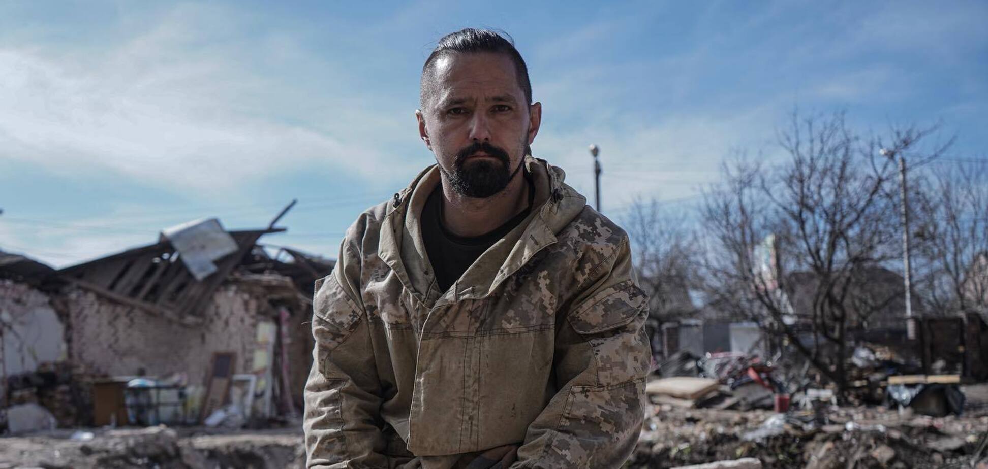 Від удару РФ загинули його батьки: мережу розчулило фото військового ЗСУ на руїнах будинку в Хмельницькому