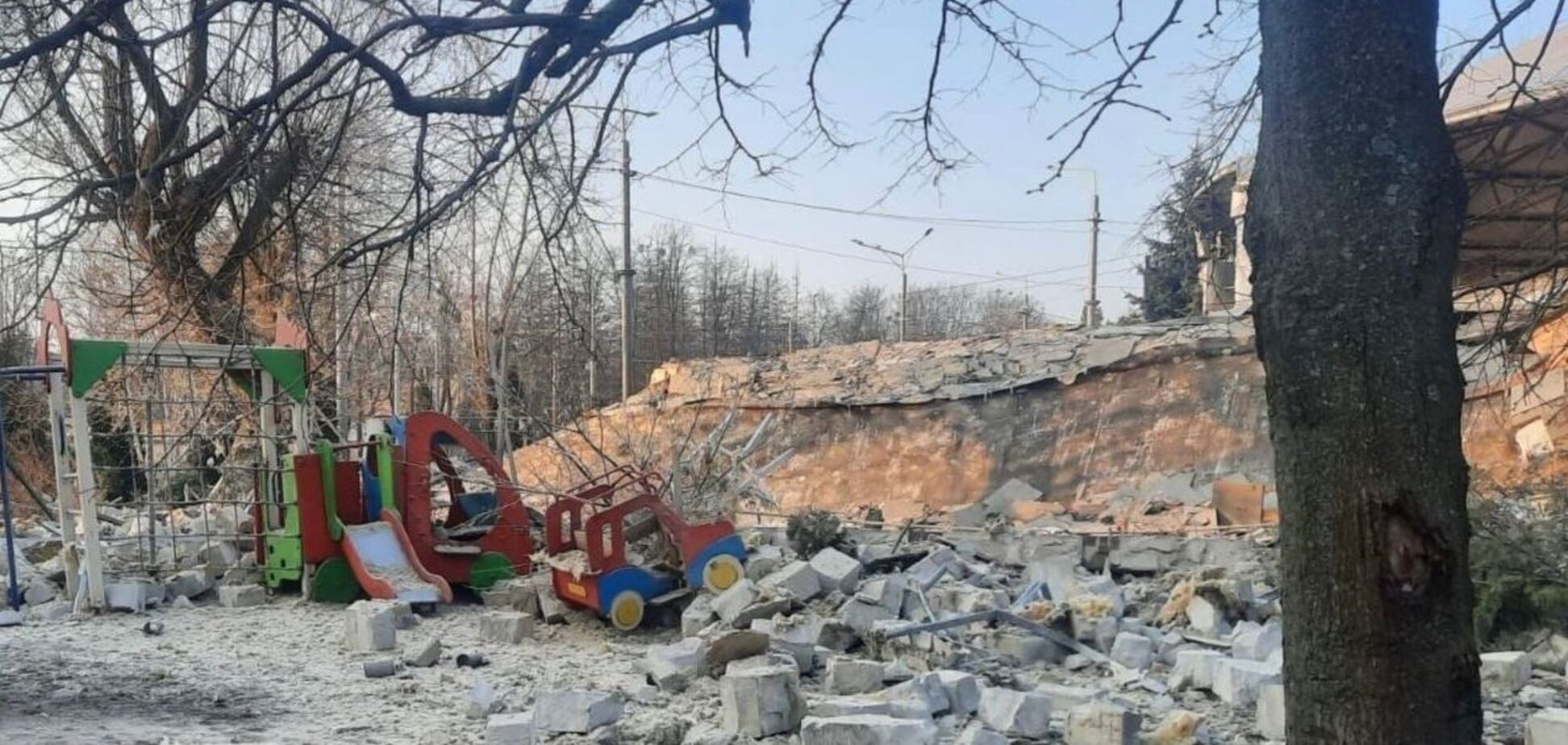 Росіяни атакували Харків 'Шахедами', зруйновано ресторан. Фото і відео 
