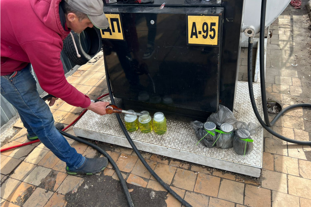 На АЗС українцям замість бензину заливали 'бодягу'