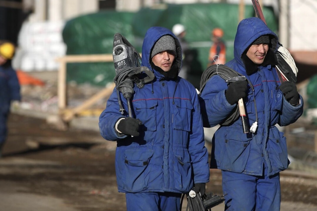 Жгут ларьки, бьют и выселяют из квартир: в России после теракта начались гонения на мигрантов из Центральной Азии
