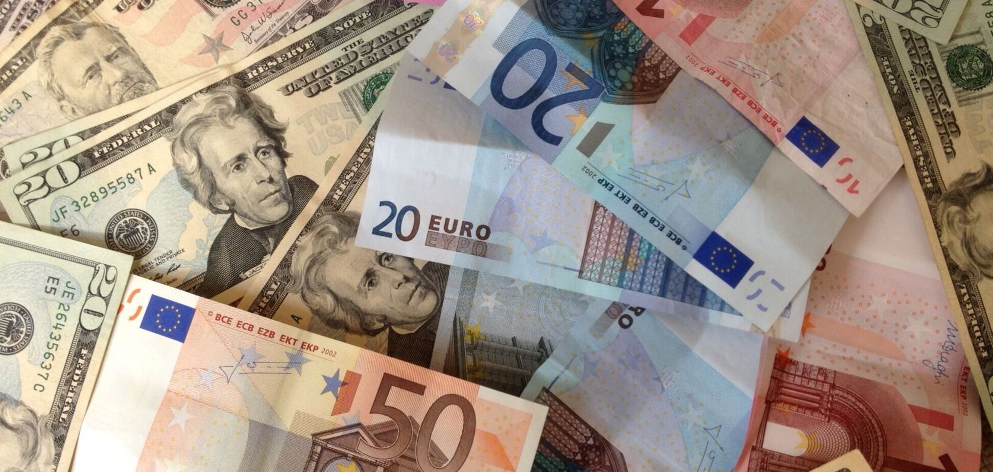 НБУ 'уравнял' евро с долларом