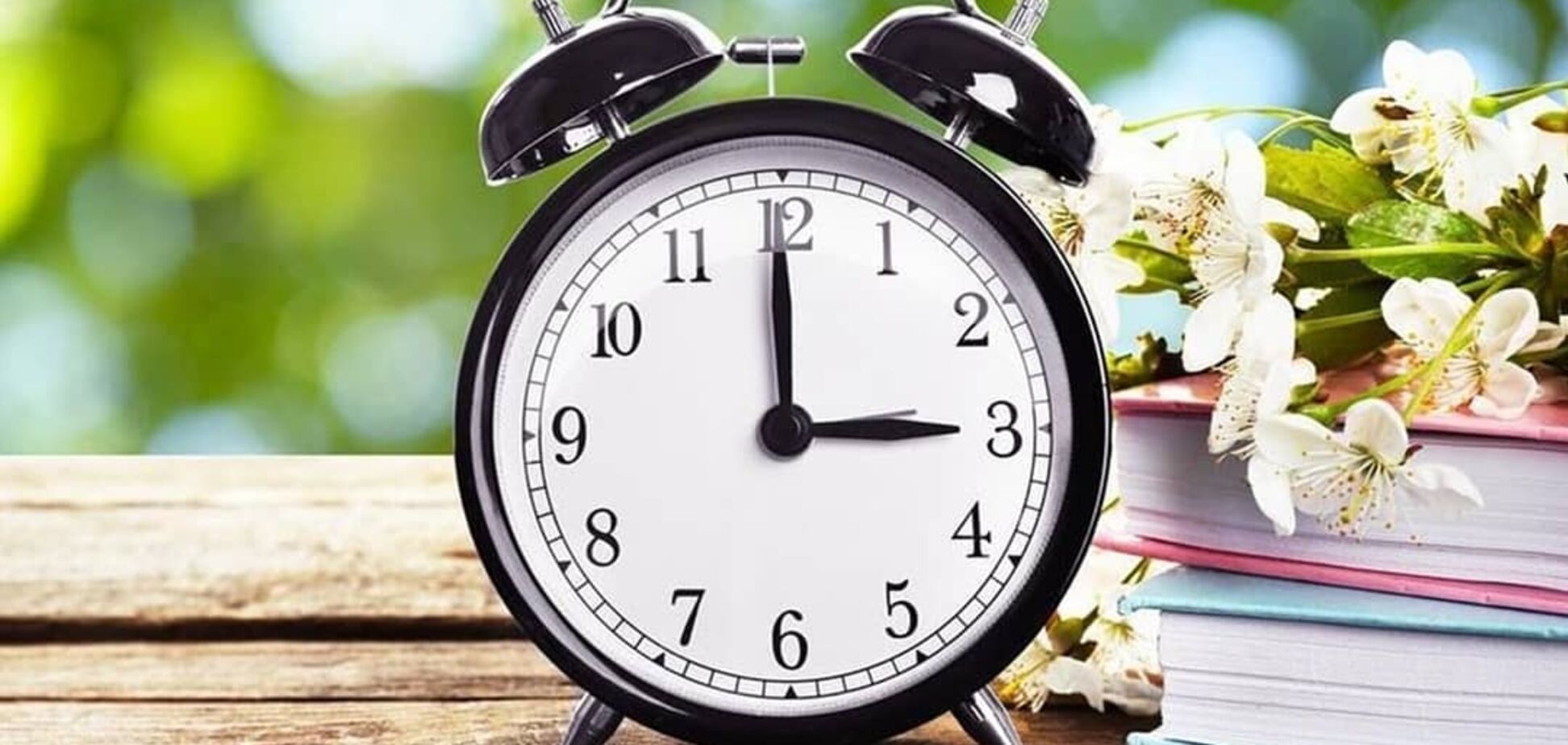 Украина переходит на летнее время: когда и в какую сторону переводят часы