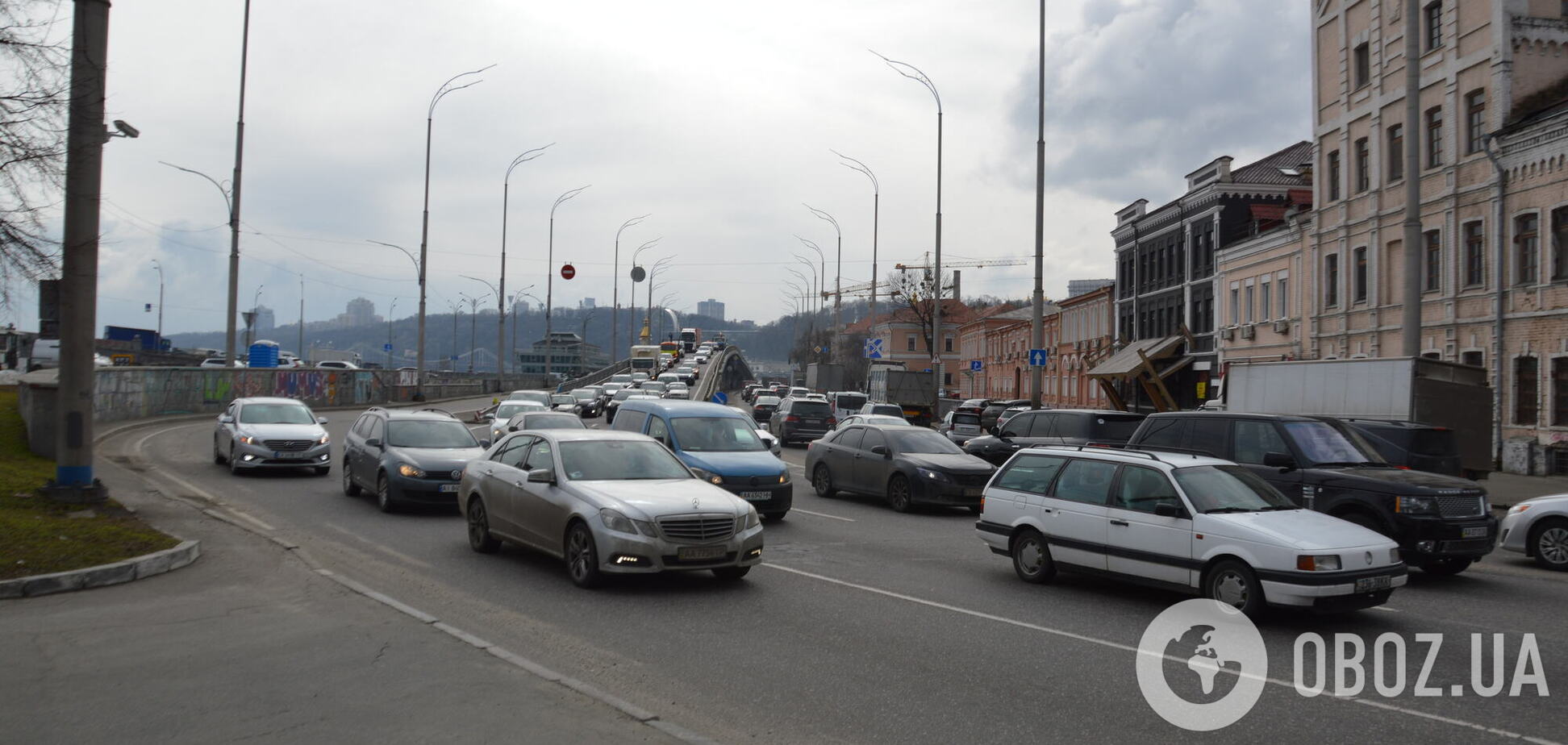 У Києві ранкові затори ускладнили рух на дорогах