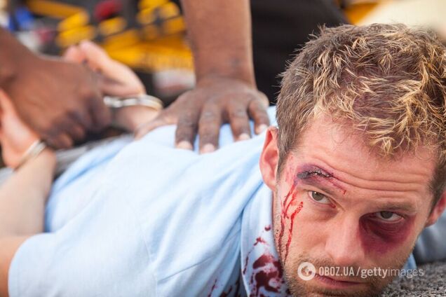 На популярном курорте Таиланда российский турист избил иностранца и набросился на полицейского: его угомонили электрошокером