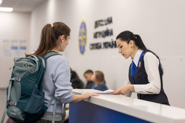 'Спрос сохраняется': в МВД рассказали, сколько украинцев воспользовались услугами подразделения 'Документ' в Варшаве