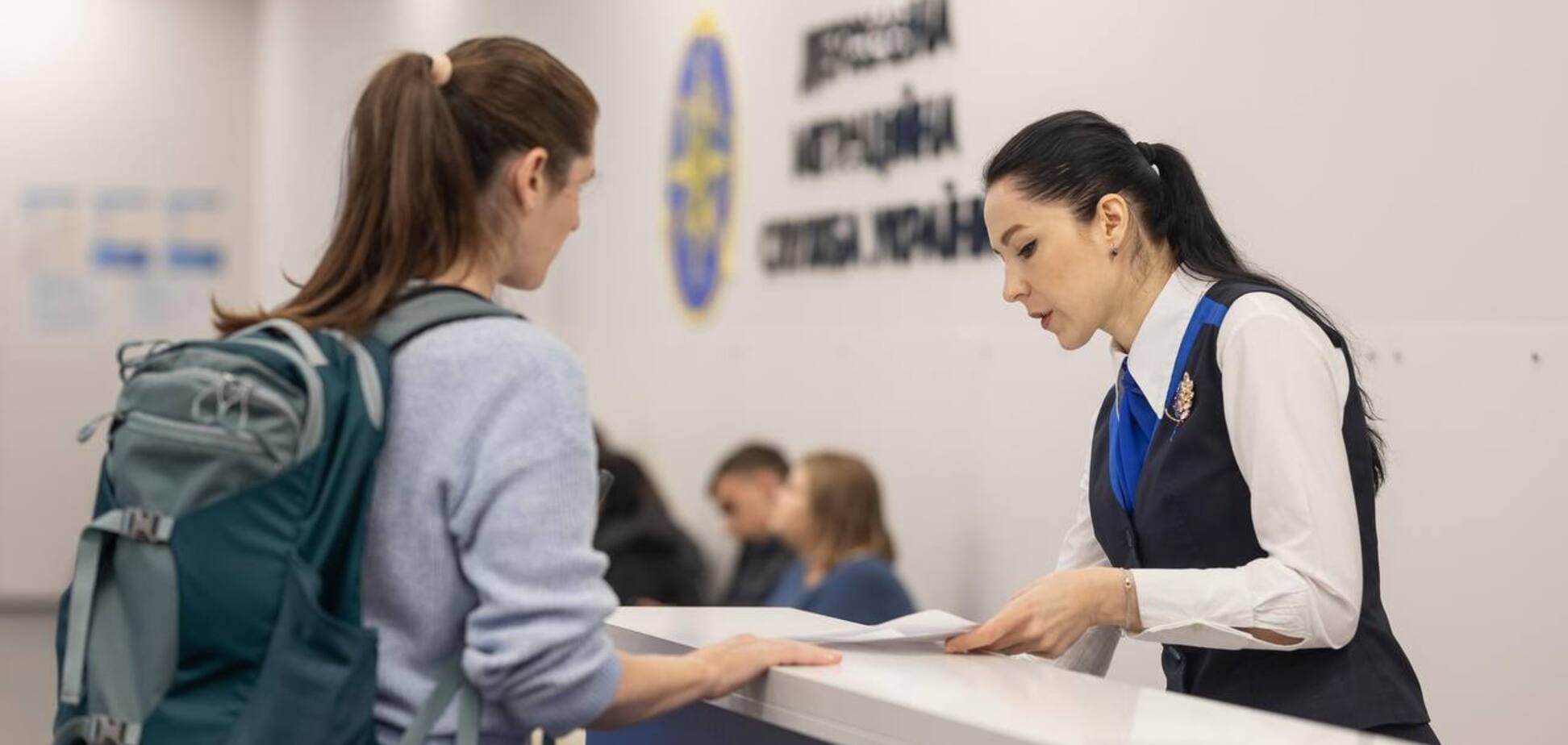 'Спрос сохраняется': в МВД рассказали, сколько украинцев воспользовались услугами подразделения 'Документ' в Варшаве