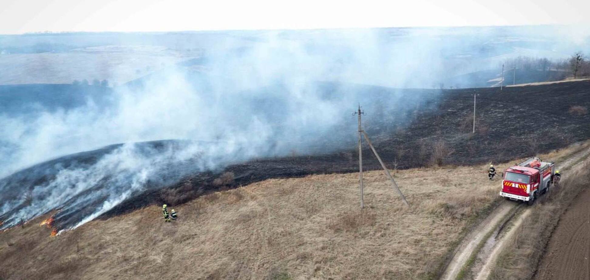 В Киевской области спасатели тушили масштабный пожар