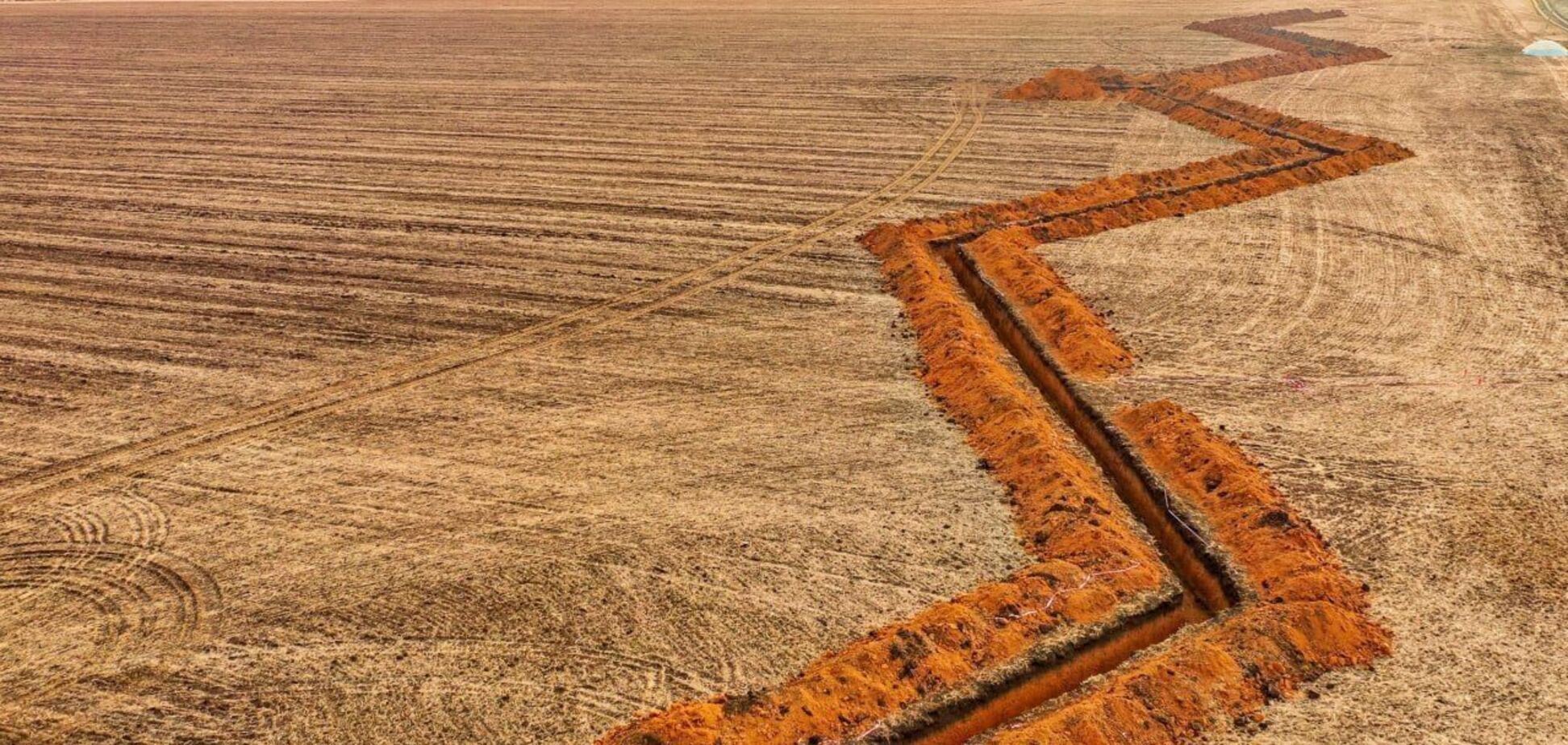 Более 42 км противотанковых рвов и 11 тысяч 'зубов дракона': на Днепропетровщине возводят новую линию обороны. Фото