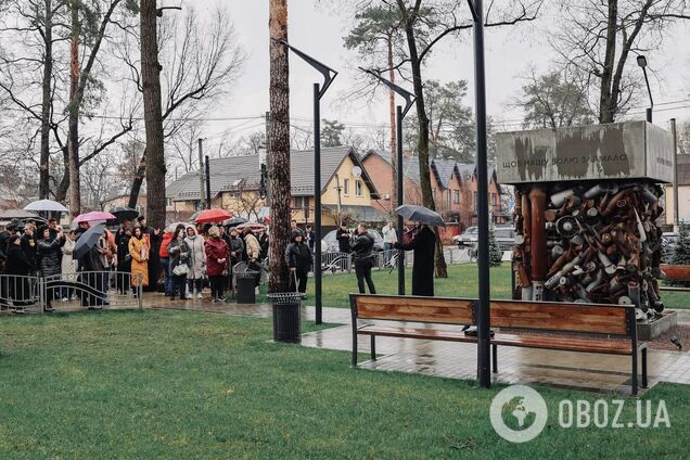 Монумент находится в местном сквере