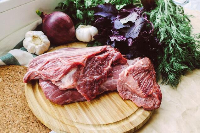 Що додати в тушковане м'ясо для вечері, щоб воно було соковитим і м'яким: знадобиться лише один інгредієнт