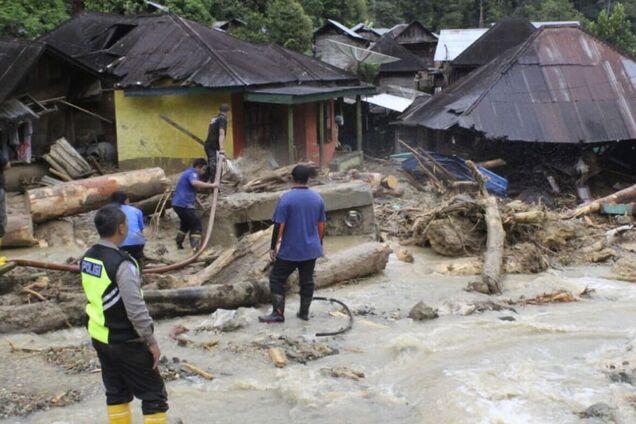 В Індонезії масштабна повінь спричинила зсуви ґрунту: троє людей загинули, десятеро зникли безвісти