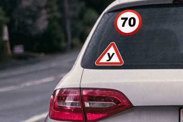 Який розпізнавальний знак має бути на авто водія-новачка? Завдання з ПДР