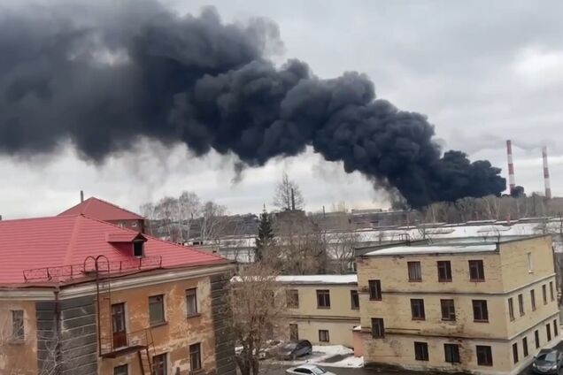 В Екатеринбурге вспыхнул пожар на 'Уралмашзаводе', валит черный дым. Видео