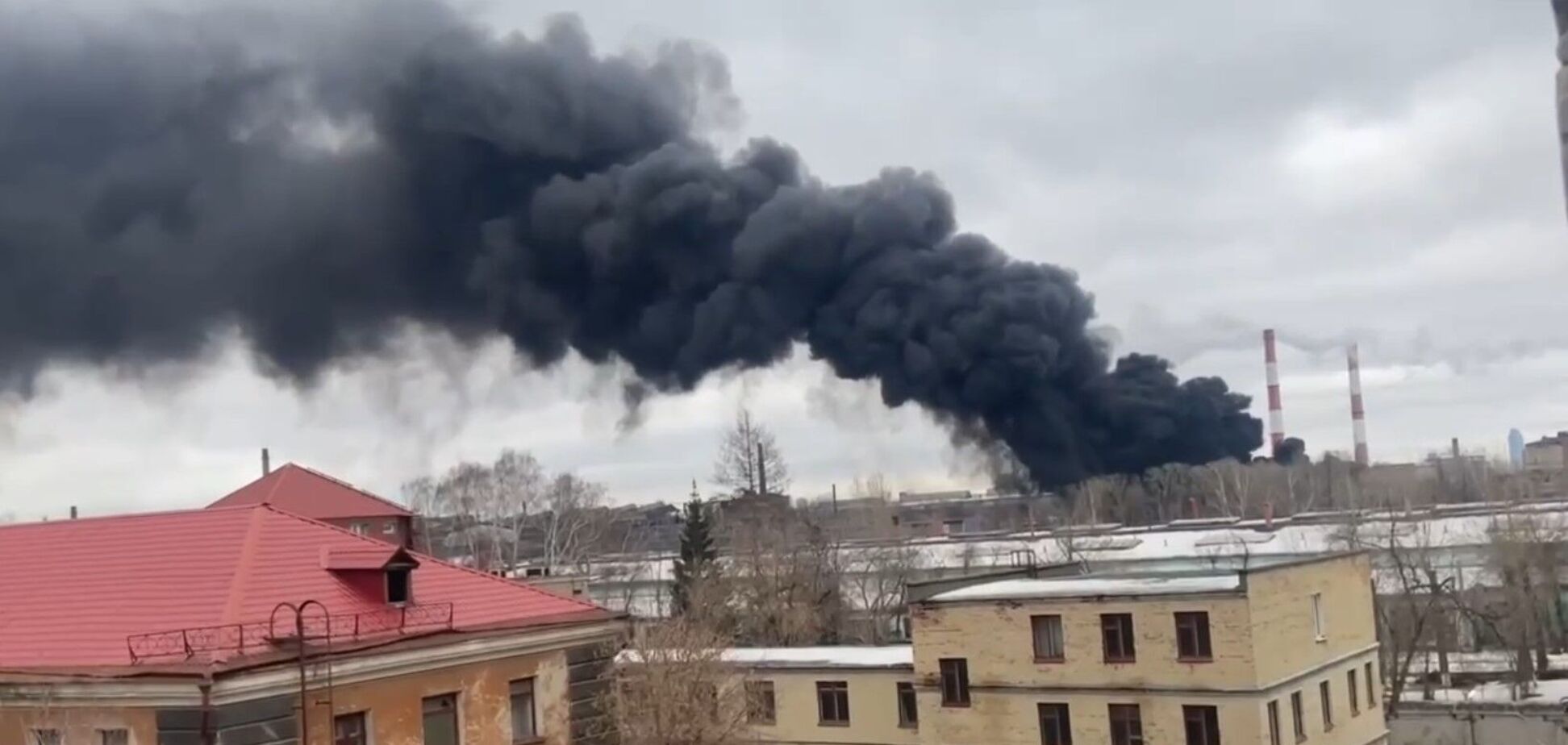 В Екатеринбурге вспыхнул пожар на 'Уралмашзаводе', валит черный дым. Видео