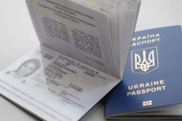 Венгрия легализует украинцев с просроченными паспортами: что это значит