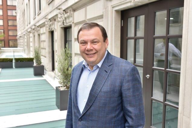 Российские олигархи Фридман и Авен продали доли в Альфа-банке и «Альфастраховании»