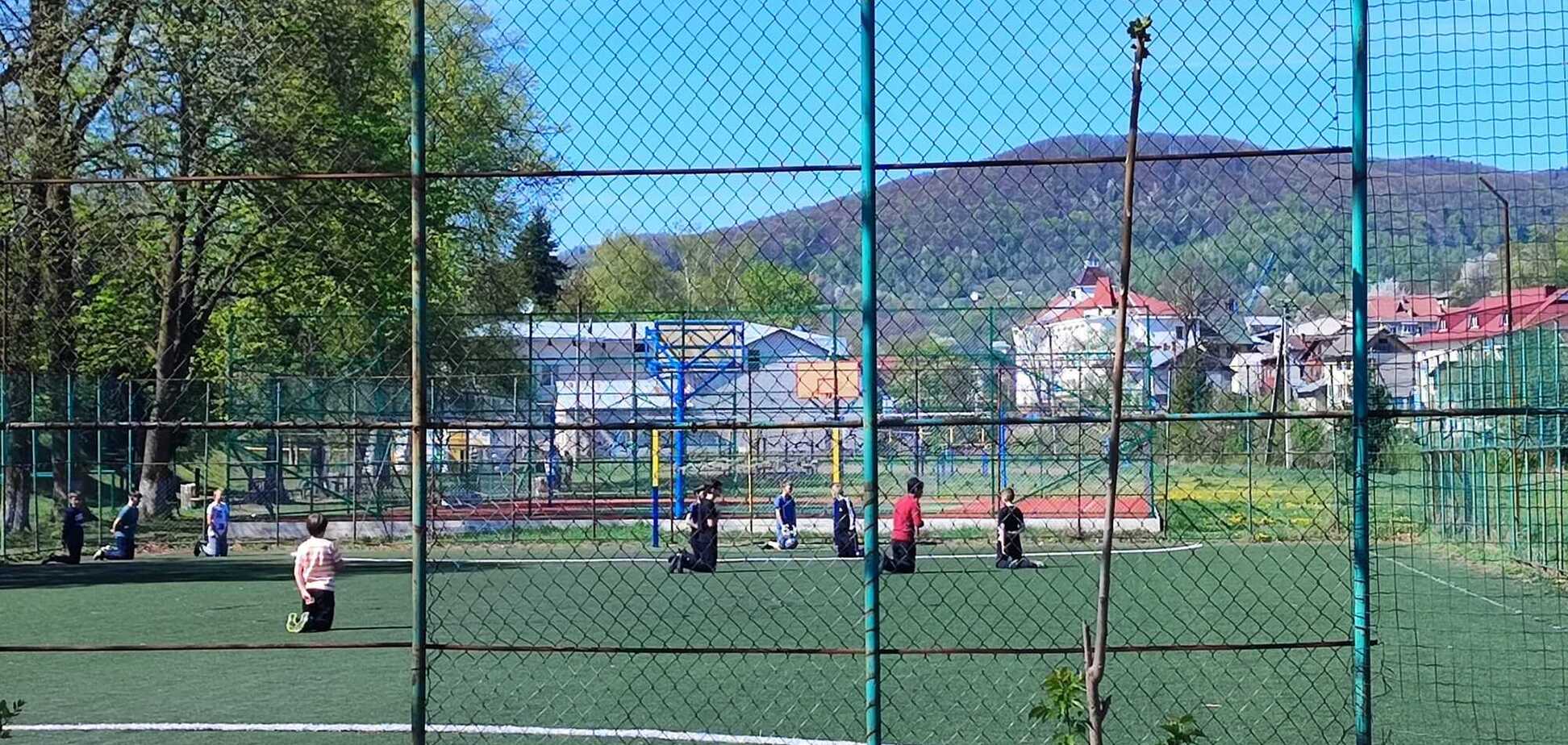 Перестали играть в футбол и стали на колени. Фото, как дети встречают Героя 'на щите', растрогало сеть