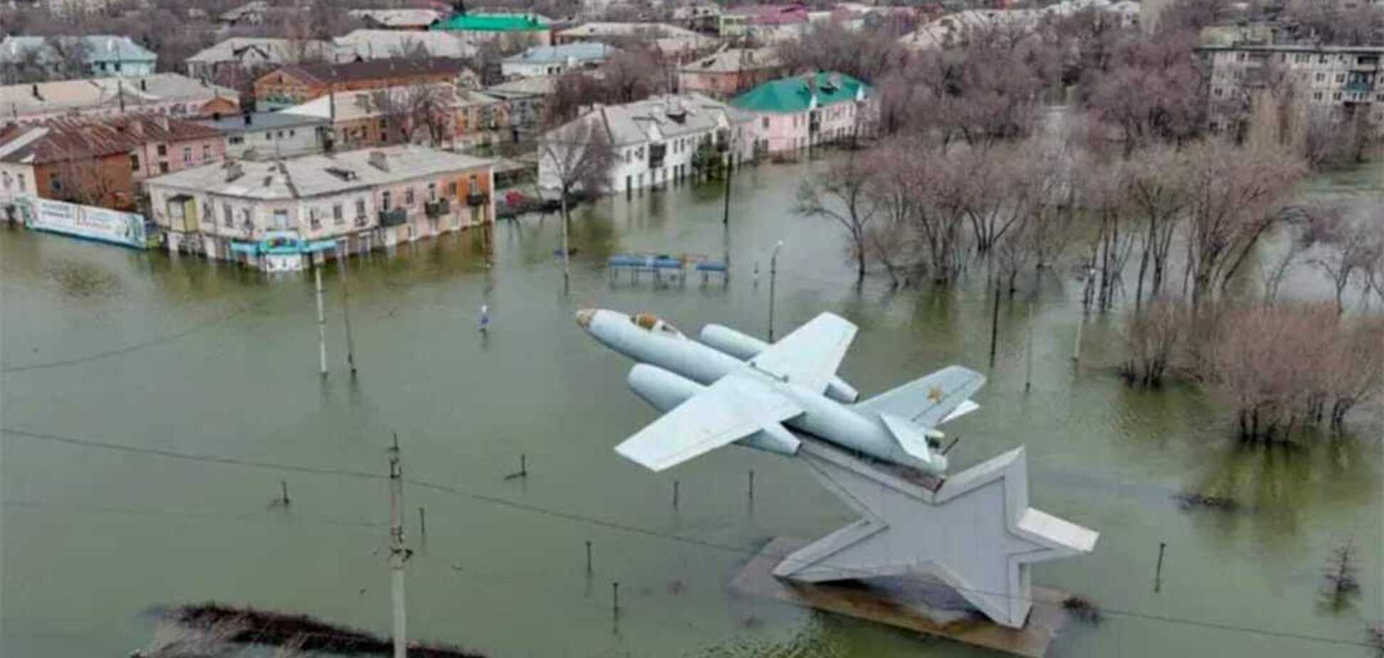 Підтоплено понад 300 будинків: Оренбург впевнено йде під воду внаслідок прориву Орської дамби. Фото та відео
