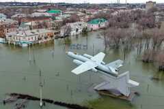Подтоплено более 300 домов: Оренбург уверенно уходит под воду из-за прорыва Орской дамбы. Фото и видео