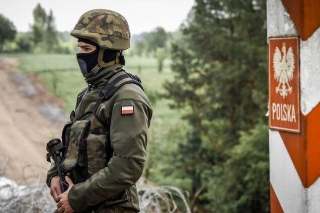 Вели себя агрессивно: польские пограничники сорвали прорыв из Беларуси более 220 нелегалов. Видео