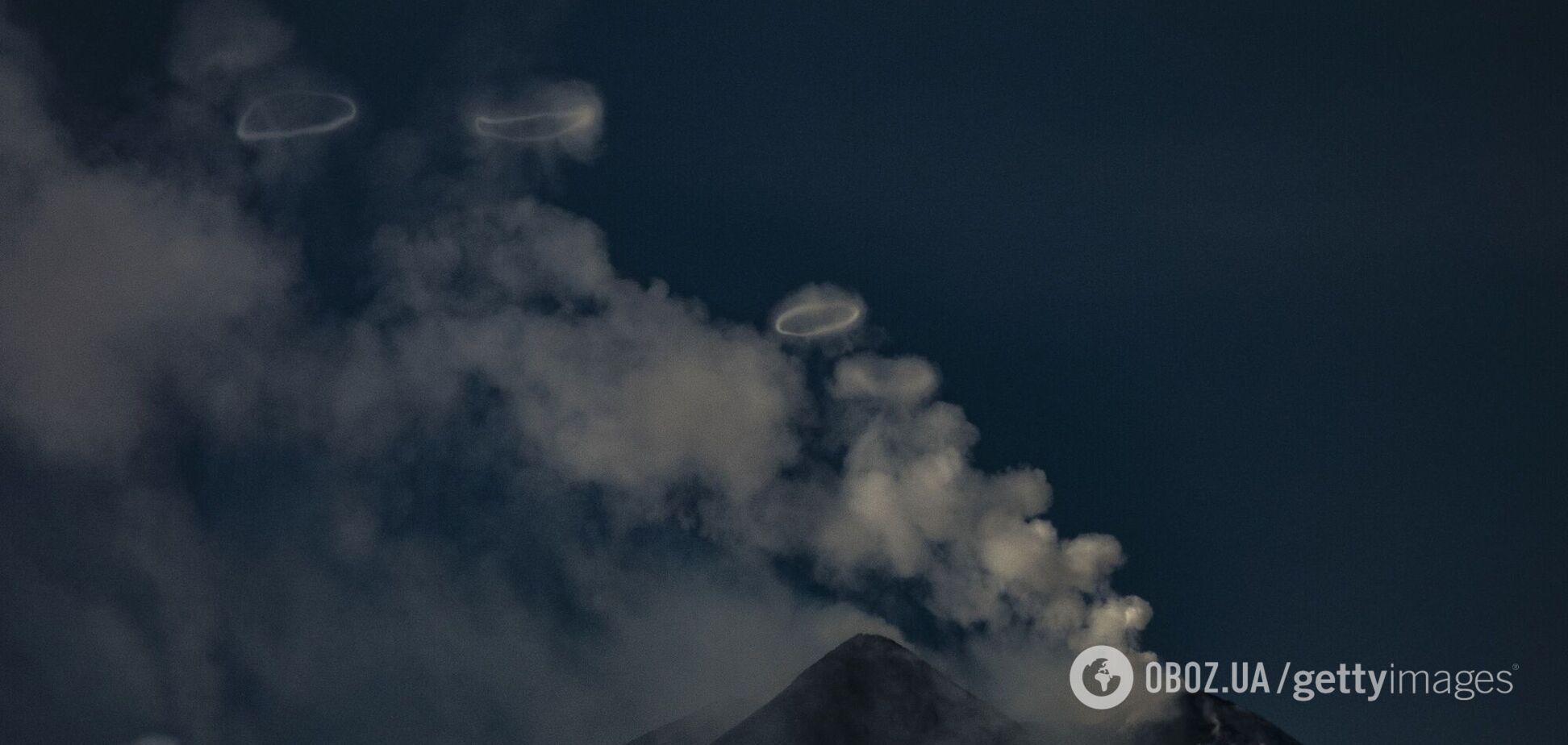Над вулканом Этна заметили тысячи дымовых колец: что это такое и безопасно ли для туристов