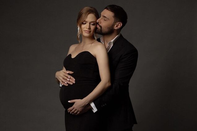 Уже не скрывает. Виталий Козловский показал новые фото с женой и мамой его сына