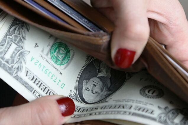 Украинцам рассказали, будут ли банки менять доллары во время майских праздников