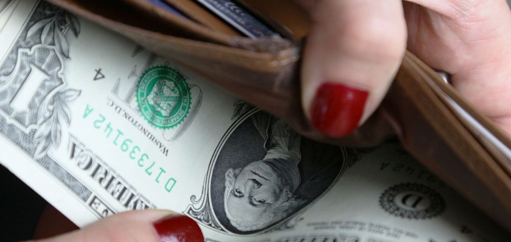Украинские обменники готовятся существенно переписывать курс доллара