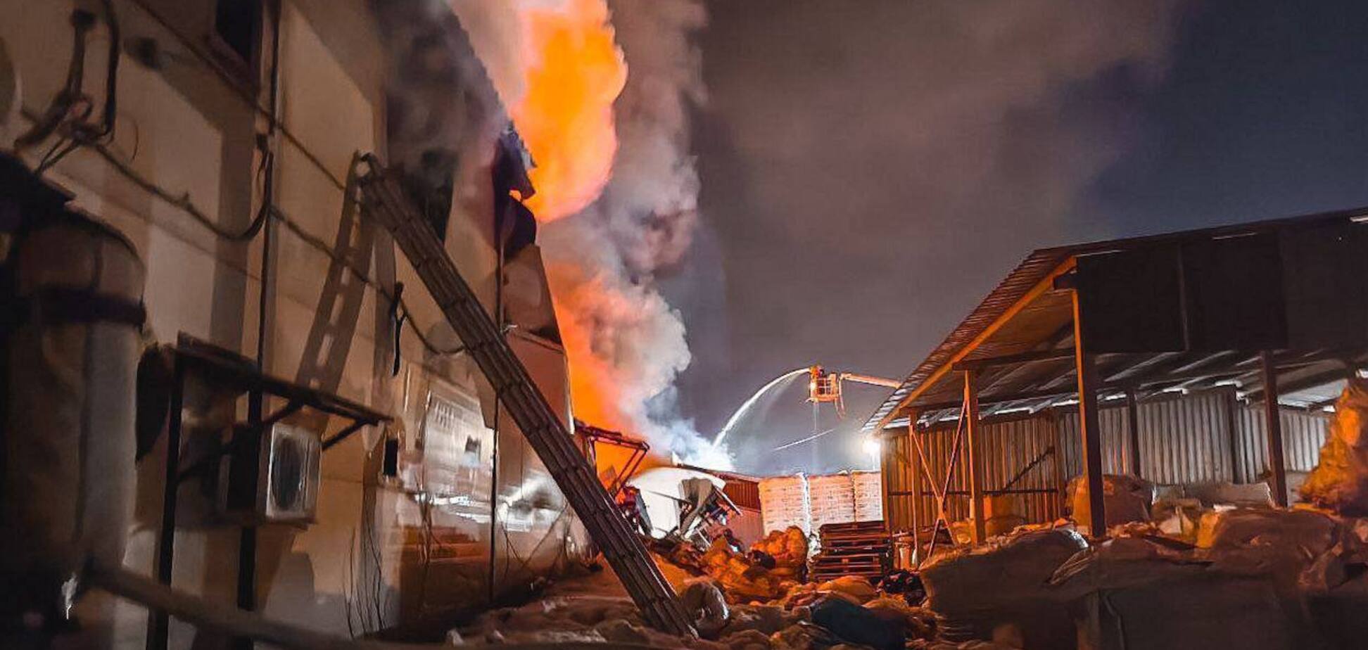 В российском Ижевске горит склад: площадь пожара составляет тысячу квадратных метров. Фото и видео