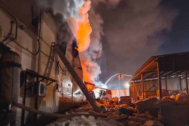 У російському Іжевську горить склад: площа пожежі становить тисячу квадратних метрів. Фото і відео