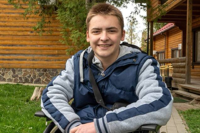 Тяжелораненый 17-летний мариуполец прошел курс восстановления от Фонда Рината Ахметова