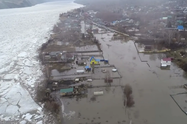 'Туалет уплыл': россияне жалуются на катастрофическое наводнение и бездействие властей, начались перебои со светом и связью. Видео